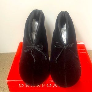 Dearfoam black slippers for every day comfort size Medium Brand New.